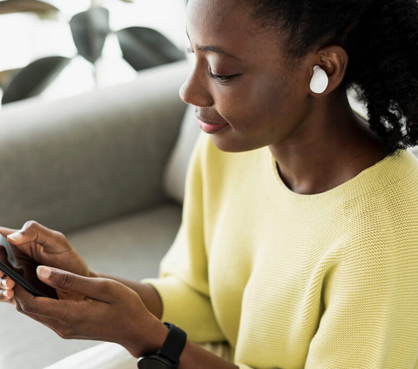 woman-wearing-wireless-earbuds